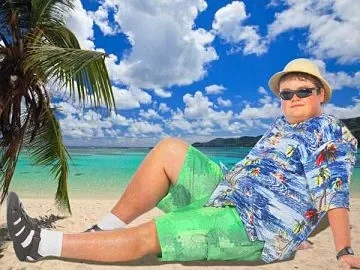 Сандалии с носками наступают