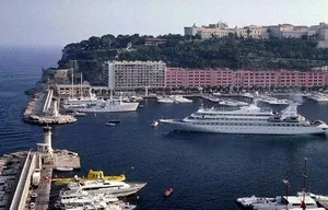 Как перейти улицу, воспользовавшись лифтом