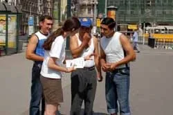 Гостей пробуют на язык