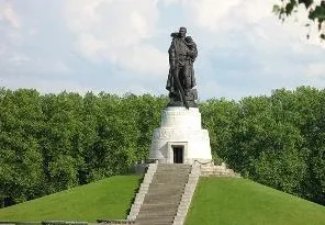 Воин из Трептова: символ войны, символ мира